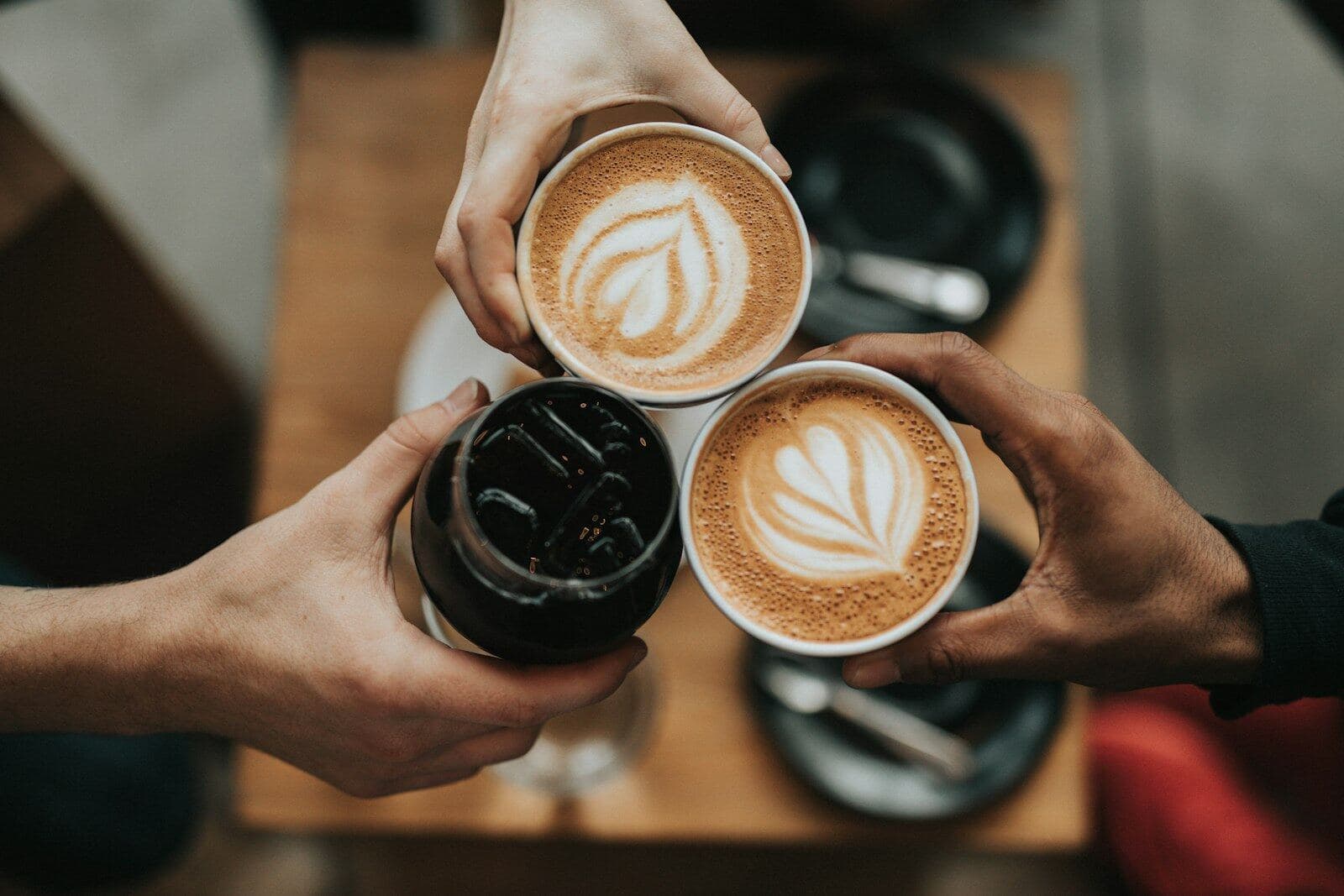 Duas xícaras de café com arte no leite