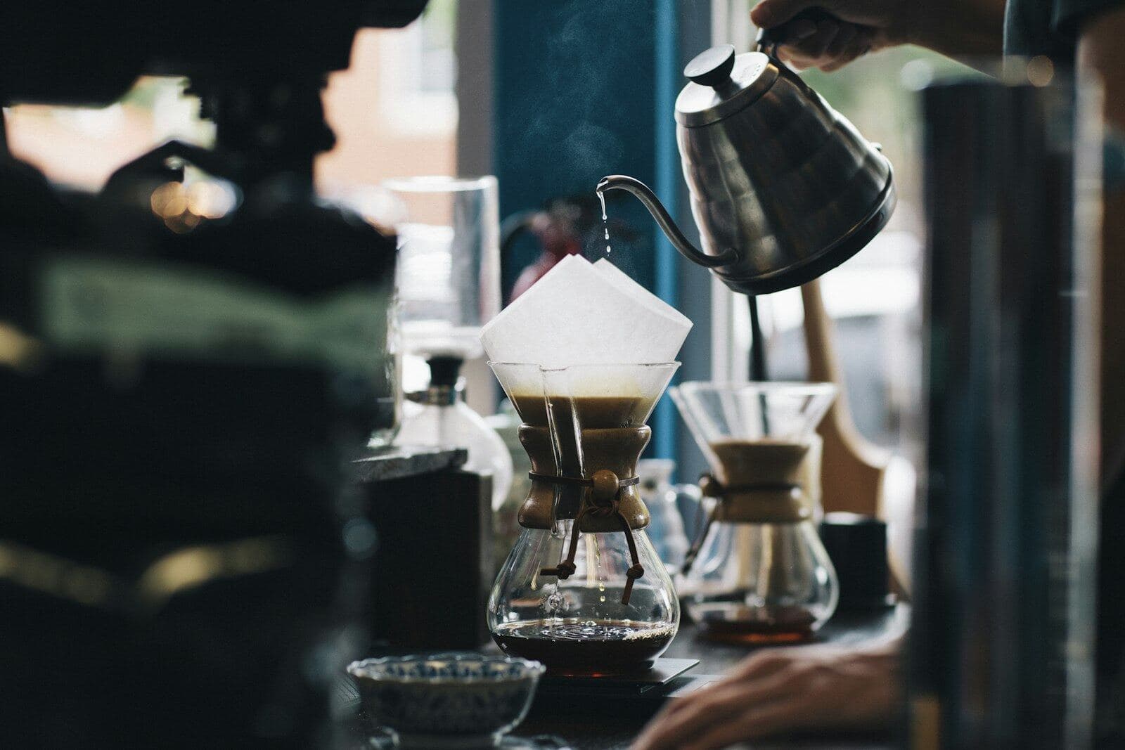 Café sendo coado no balcão