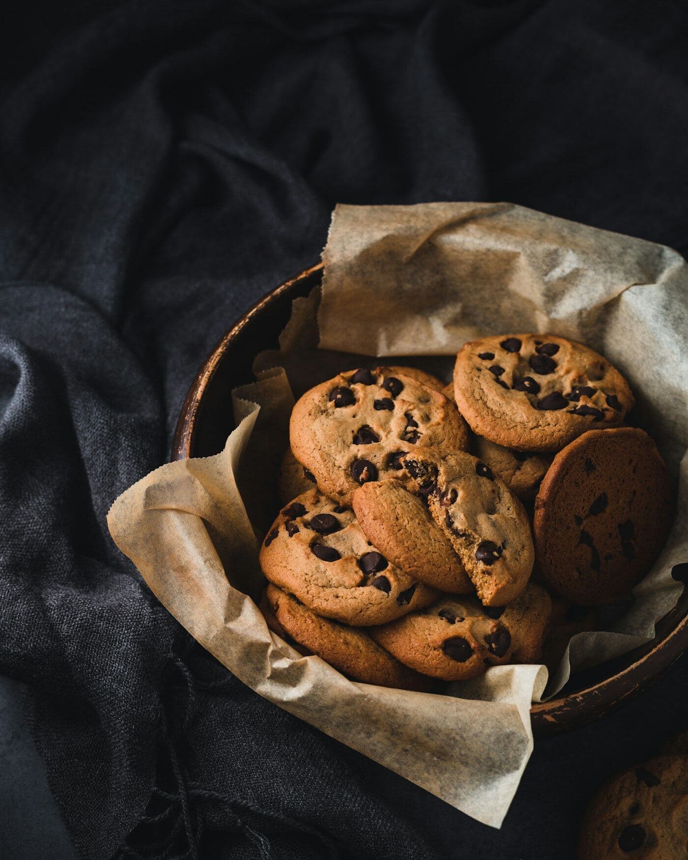 Cookies de chocolate numa cesta de palha