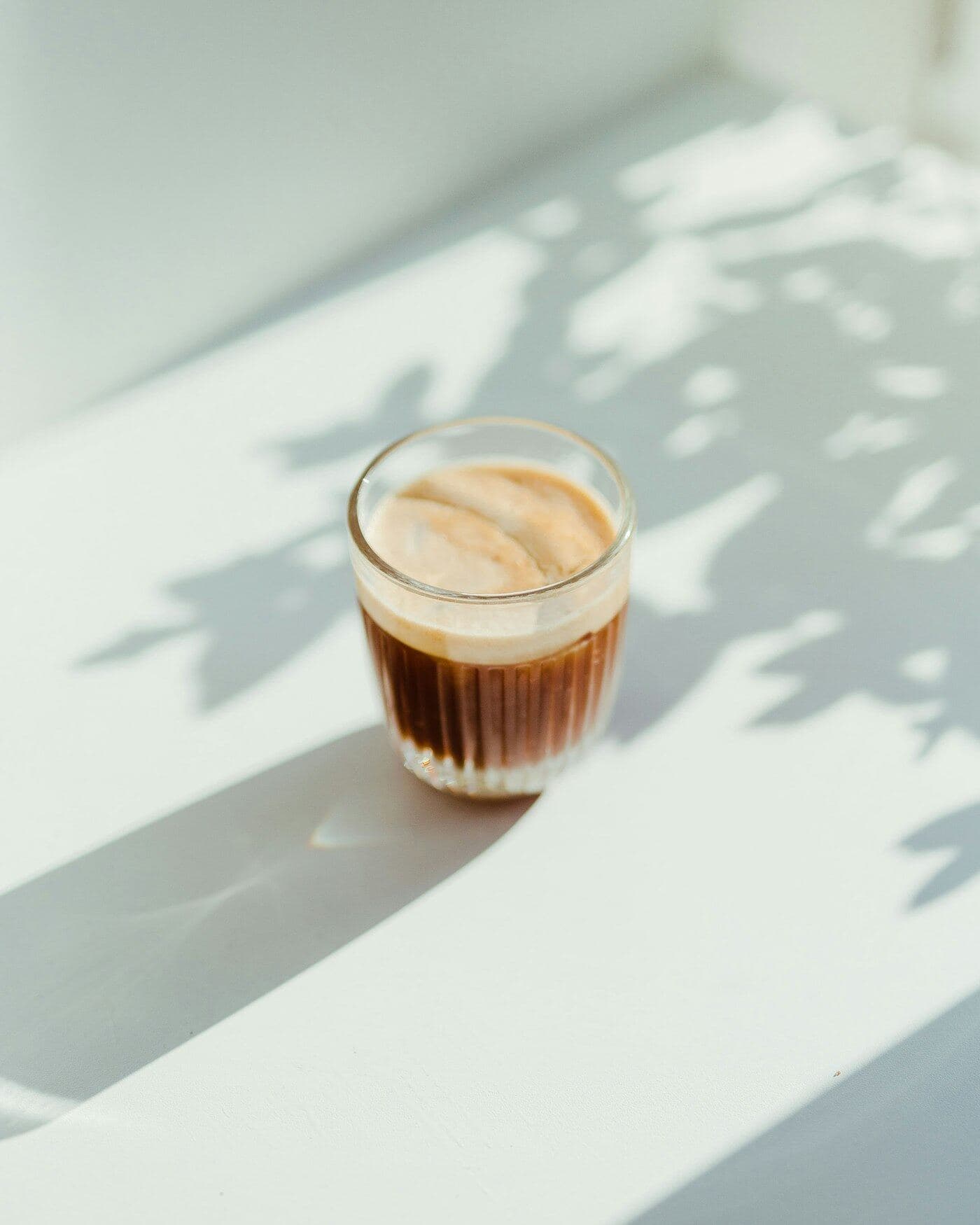 Cortado num copo de vidro sob luz natural