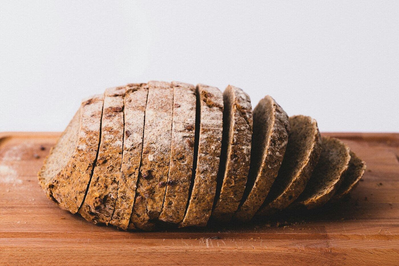 Pão de centeio fatiado sobre a tábua