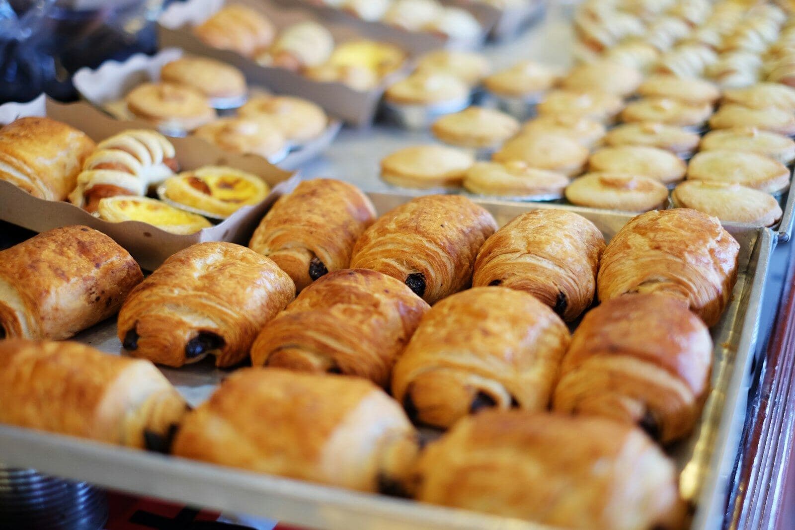 Bandeja de pain au chocolat recém-assados