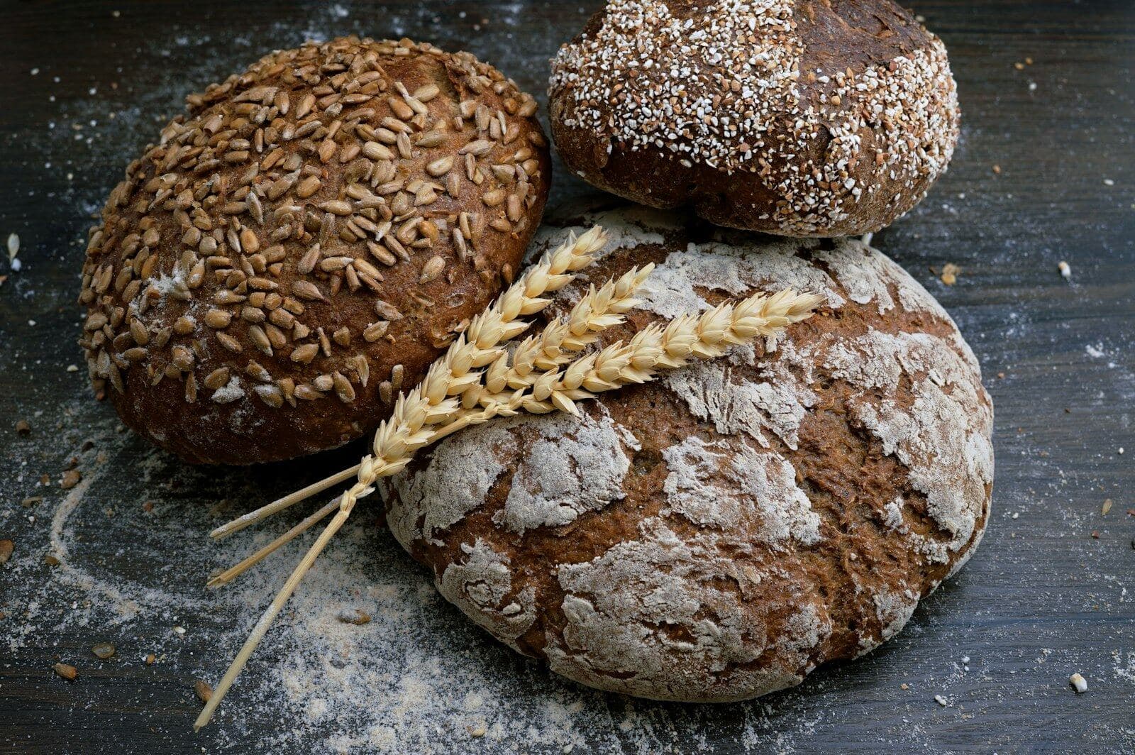 Pães de fermentação natural com espigas de trigo